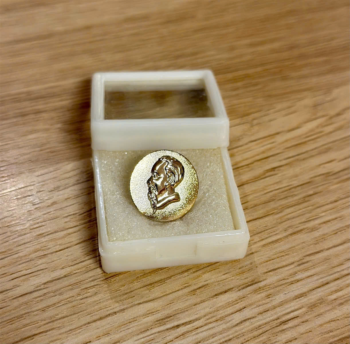 Huy hiệu bác Hồ