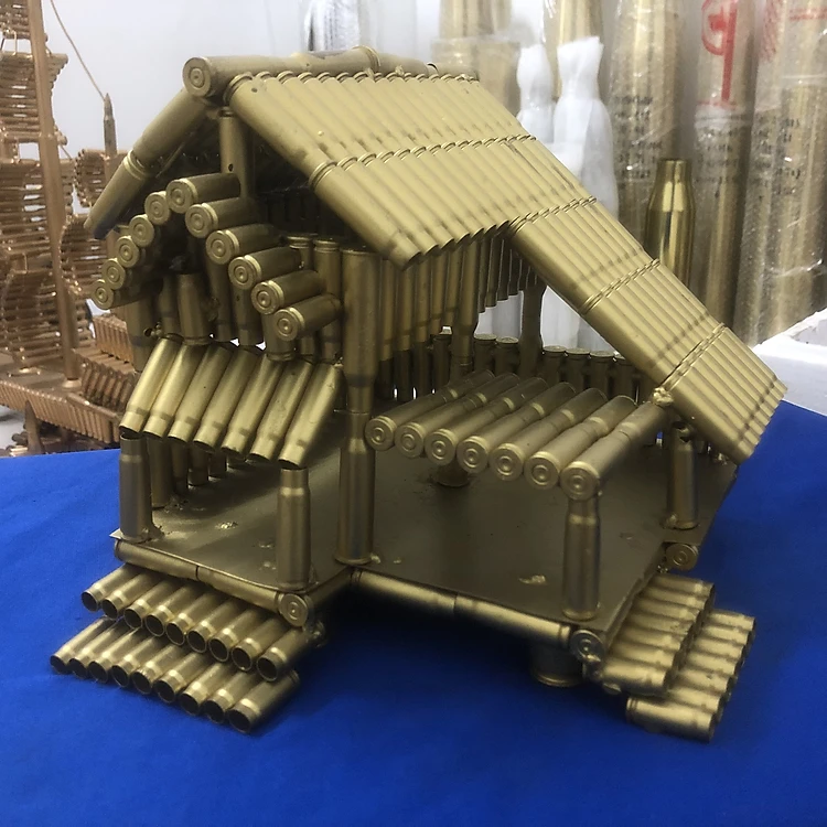 Nhà sàn làm bằng vỏ đạn